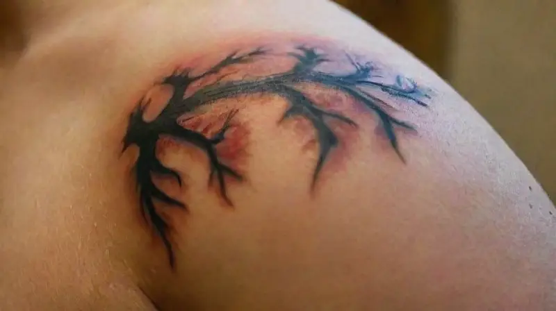 Realistic, detailed tattoo on persons back